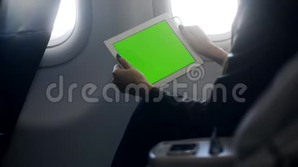 忙碌的女商人头发女士坐在柔软的飞机座位上放松视频的预览图