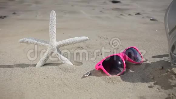 海滩上的太阳镜拖鞋和海星高清机动滑块1080p视频的预览图
