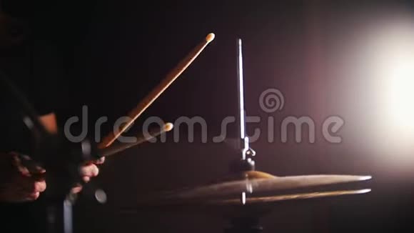 女人手在黑暗中用棍子敲鼓视频的预览图