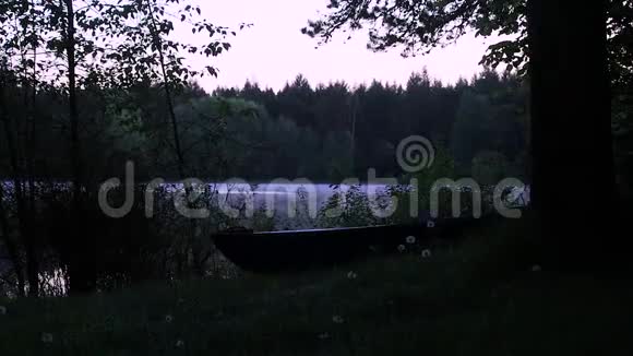 黑雾湖在船后视频的预览图