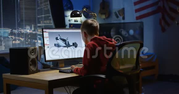 男孩在电脑上设计飞机视频的预览图