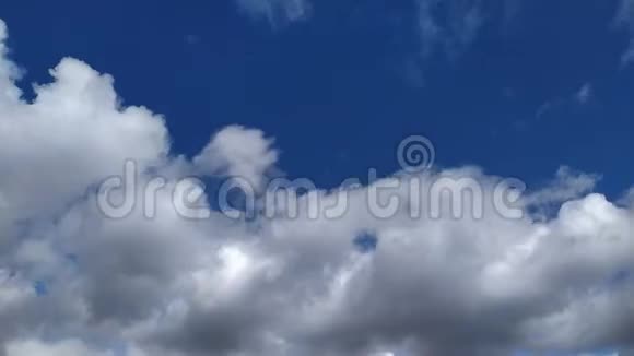 云在FHD的蓝天上飞过视频的预览图