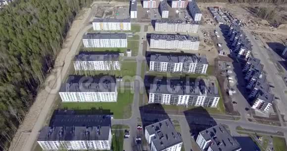 飞越城市新的廉价住宅区高层视频的预览图