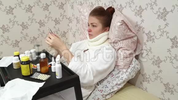 一个生病的女人躺在床上体温很高感冒时服用药物视频的预览图
