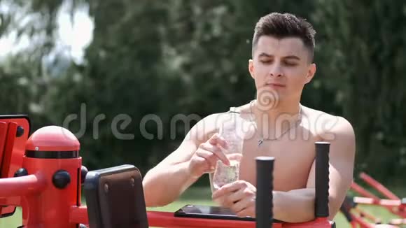 健身男子健身后喝水视频的预览图