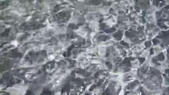 透明的水被太阳照亮形成美丽的图案4k视频的预览图