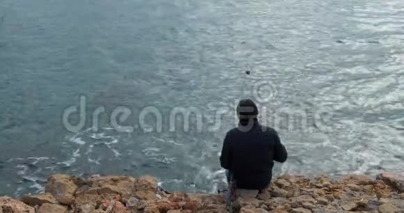 渔夫在海边钓鱼背面视图视频的预览图