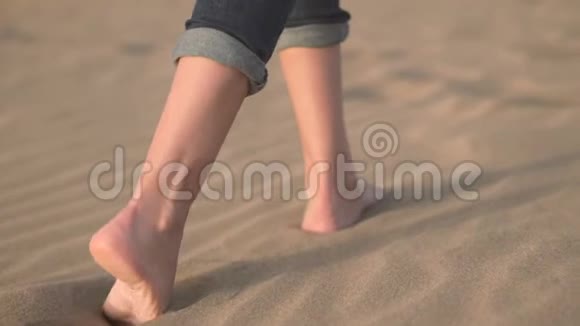 快点慢点女人在沙滩上走着走着视频的预览图