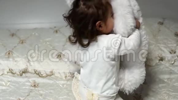 小女孩拥抱她最喜欢的软熊玩具视频的预览图