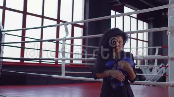 漂亮的女孩手里拿着拳击手套视频的预览图
