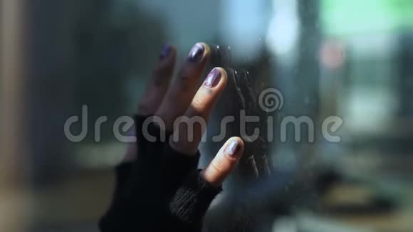女性手拿餐厅窗户玻璃贫困人口问题视频的预览图