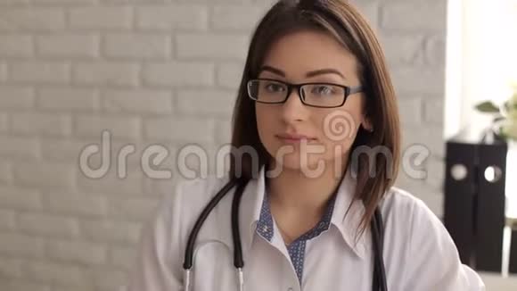 女医生穿着带苹果的医用礼服在诊所视频的预览图
