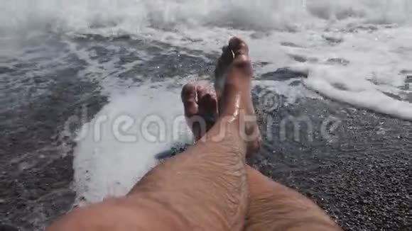 男人毛茸茸的腿在海上冲浪交叉的光腿视频的预览图