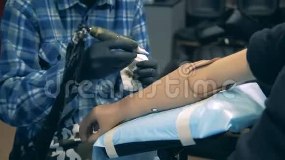 残疾人在一个纹身店用假手纹身视频的预览图