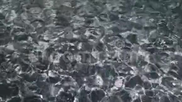 透明的水被太阳照亮形成美丽的图案4k视频的预览图
