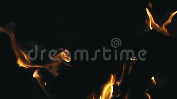 黑色背景燃烧火焰特写视频的预览图