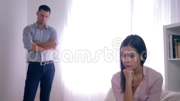 已婚夫妇陷入危机绝望和愤怒的女人在与丈夫争论后在明亮的背景下失去焦点视频的预览图