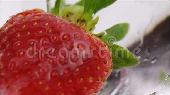 新鲜的草莓带着气泡在水下视频的预览图