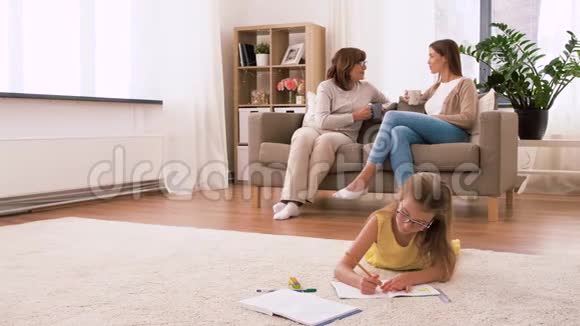 女性家庭花时间在家里视频的预览图
