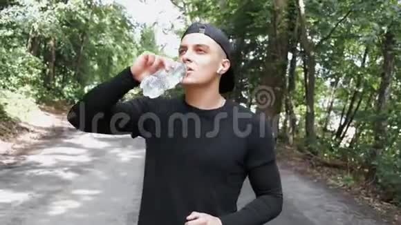 适合男人跑步和锻炼后喝水视频的预览图