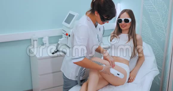 他的女人来到激光脱毛程序医生用器械治疗她的大腿视频的预览图