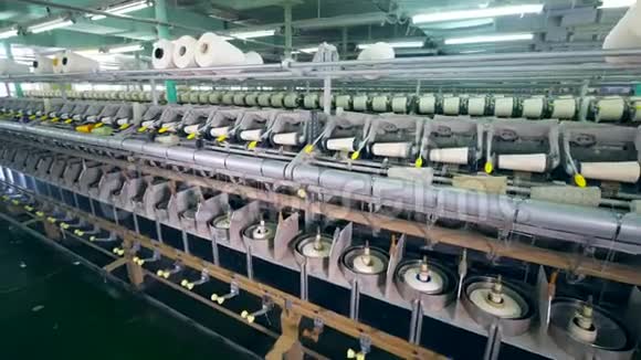 一家纺织厂有卷筒的服装厂视频的预览图