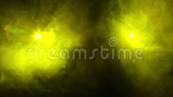 黄光轮廓聚光灯在黑暗的烟雾笼罩视频的预览图