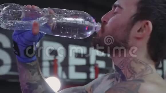 大胡子男人从瓶子里喝水视频的预览图