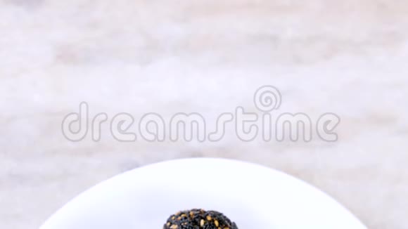 自制芝麻或直至拉杜的特写镜头印度甜甜甜视频的预览图