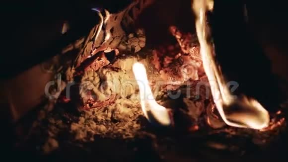 壁炉里余烬的特写很漂亮的颜色太棒了视频的预览图