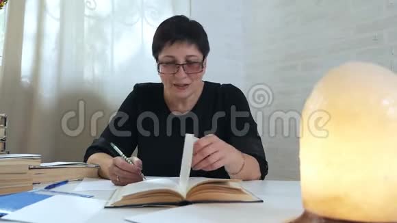 老师翻翻这本书从书中摘录女人读书用铅笔写在纸上视频的预览图