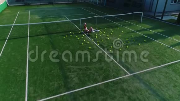 网球场上有运动器材座位的女孩视频的预览图