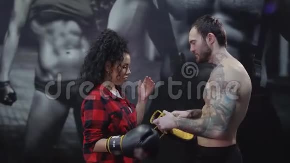 帅哥为他女朋友戴拳击手套视频的预览图