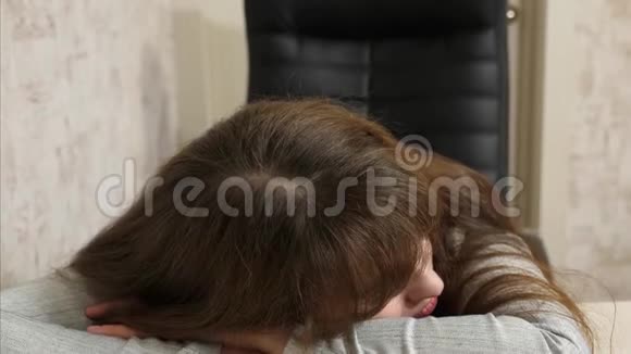 女商人在工作时身体虚弱在电脑前睡着了特写镜头疲倦的上班族在文件上睡觉视频的预览图