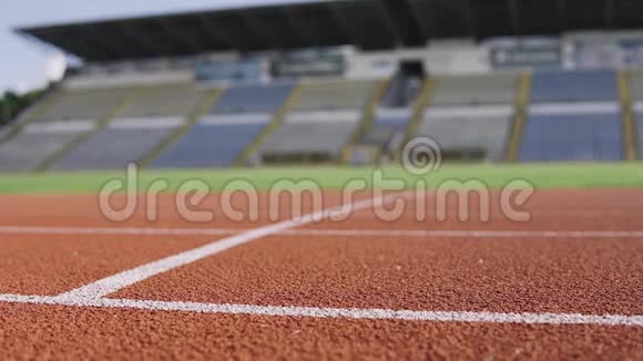 夏天运动员在体育场跑步视频的预览图