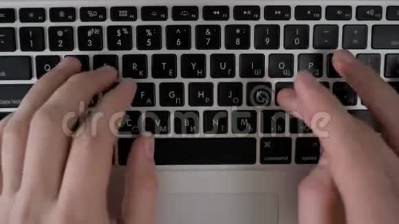 男人手印在笔记本电脑上俯视图视频的预览图