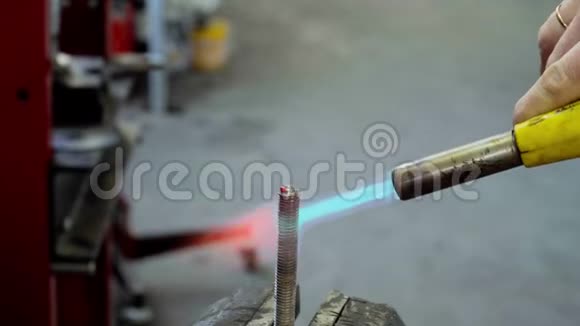 燃气燃烧器点火加热烧热金属螺栓视频的预览图