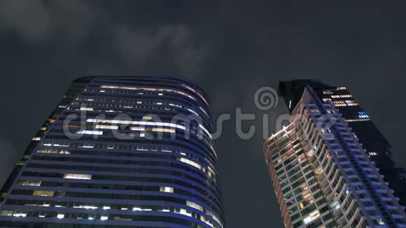 随着移动的夜空摩天大楼的时间推移夜间城市的照明视频的预览图