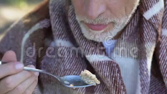 无家可归的老人用颤抖的双手为老人吃社交餐视频的预览图