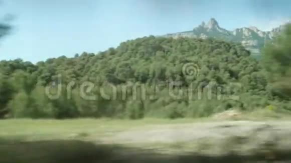 从流动旅游巴士的窗口俯瞰蒙塞拉特山视频的预览图