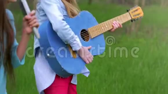 幼儿女朋友一起唱歌一起跳吉他有趣的自然视频的预览图