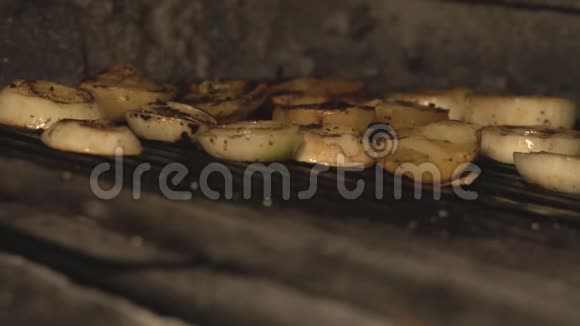 切洋葱是在烧烤架上或在烤箱内烤过凉拌菜炸薯条切洋葱视频的预览图