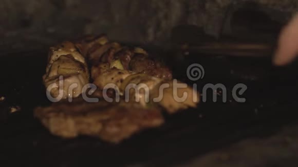 在lowmo的餐厅里用烤烤炉烤一盘肉串和一块块肉厨师视频的预览图