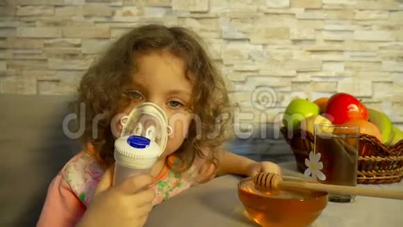 可爱的小女孩使用雾化器在家里吸入视频的预览图