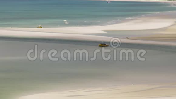黄色的小船在海滩上视频的预览图