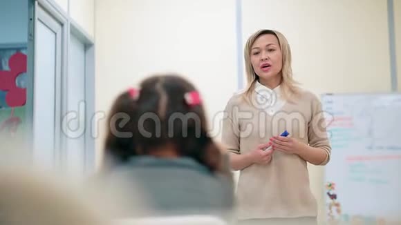 美丽的亚洲女人老师讲课视频的预览图