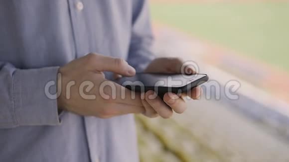 男人用智能手机在街上近距离上网视频的预览图