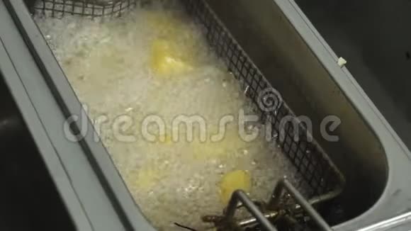 在餐馆里土豆是慢动作的油炸锅油锅和炸薯条是慢动作的视频的预览图