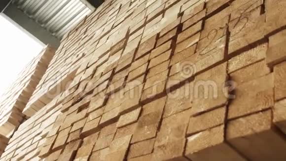 仓库货架上堆放的新鲜木板木工工业产品视频的预览图