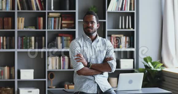 自信的非洲商人在现代办公室摆姿势商业肖像视频的预览图